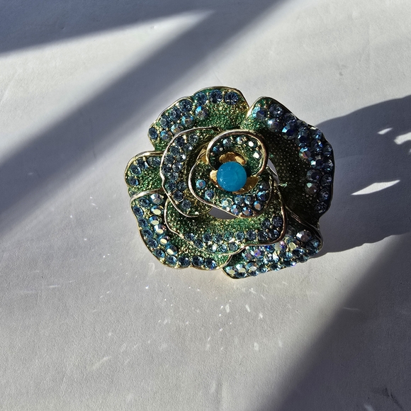 Vintage Green and Blue Crystal Floral Statement Ring Large Aldo - Picture 10 of 10